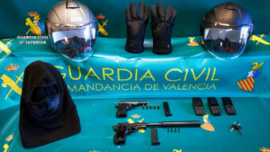 Cascos, máscara, guantes y armas con munición intervenidas al grupo de sicarios.